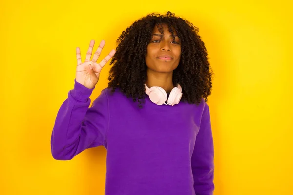 Mulher Afro Americana Mostra Quatro Dedos Fundo Amarelo Conceito Emoções — Fotografia de Stock