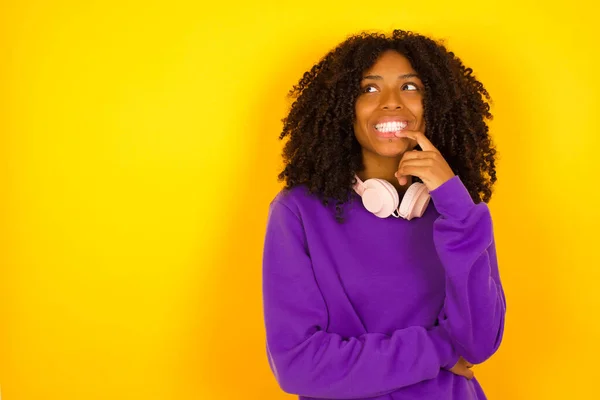 Joven Hermosa Mujer Afroamericana Vistiendo Suéter Punto Púrpura Pensando Fondo —  Fotos de Stock