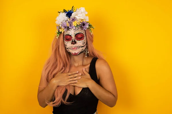 Trogen Kvinna Med Halloween Makeup Blundar Och Håller Händerna Bröstet — Stockfoto