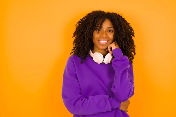 Afro Amerikaanse Vrouw Ziet Kalm Glimlach Gele Achtergrond Emoties Gebaren — Stockfoto
