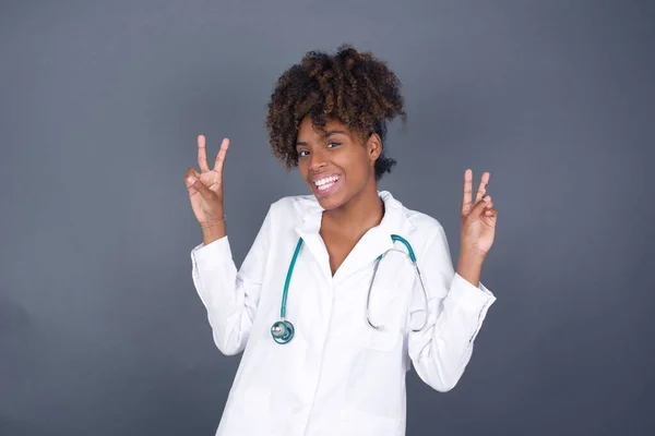 Geïsoleerde Shot Van Vrolijke Afro Amerikaanse Arts Vrouw Medisch Uniform — Stockfoto