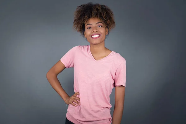 Studio Shot Van Vrolijke Afro Amerikaanse Vrouw Houdt Hand Heup — Stockfoto