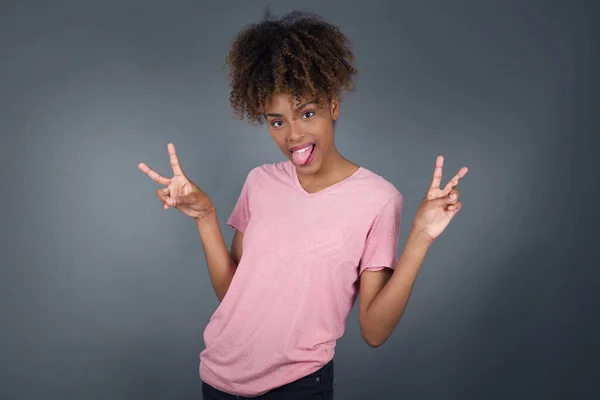 Wewnętrzny Portret Młodej Afroamerykanki Odizolowanej Szarym Tle Optymistycznym Uśmiechem Pokazujący — Zdjęcie stockowe