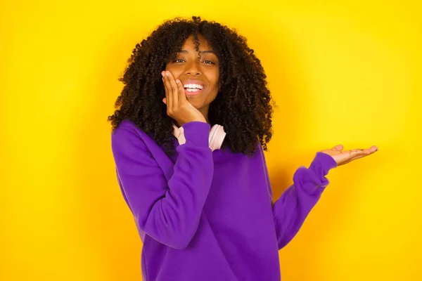 Mujer Afroamericana Sonriendo Señala Espacio Vacío Sobre Fondo Amarillo Concepto —  Fotos de Stock