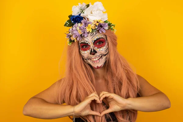 Linda Mulher Encantadora Com Maquiagem Halloween Sobre Fundo Isolado Sorrindo — Fotografia de Stock