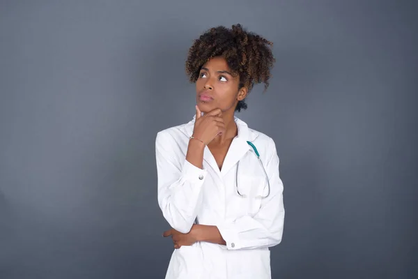 Portret Van Een Attente Afro Amerikaanse Arts Vrouw Medisch Uniform — Stockfoto