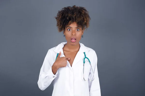 Verrast Afro Amerikaanse Arts Vrouw Medisch Uniform Stomheid Geschokt Heeft — Stockfoto