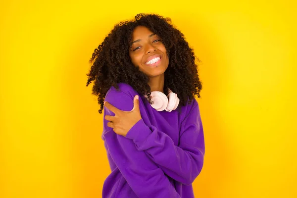 Afro Americano Feminino Sorri Bonito Colocou Mão Ombro Conceito Emoções — Fotografia de Stock