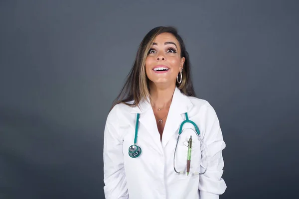 Νθρωποι Και Ξαφνική Αντίδραση Έκπληκτος Καυκάσιος Όμορφη Γιατρός Γυναίκα Ανασηκώνει — Φωτογραφία Αρχείου