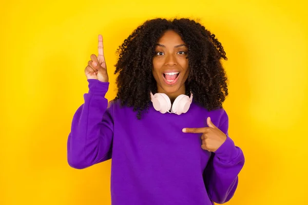 Jovem Bela Mulher Afro Americana Vestindo Camisola Malha Roxa Apontando — Fotografia de Stock