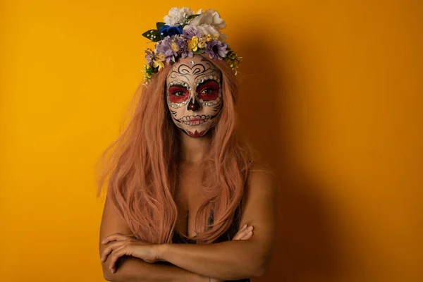 Изображение Злой Молодой Красивой Женщины Хэллоуинским Макияжем Стоящей Изолированно Ярком — стоковое фото