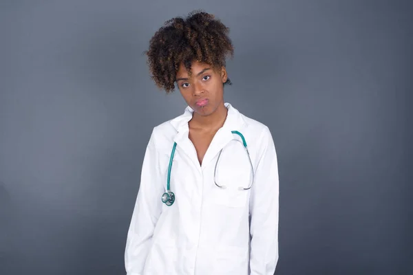 Gloomy Verveelde Afro Amerikaanse Doktersvrouw Medisch Uniform Fronst Het Gezicht — Stockfoto