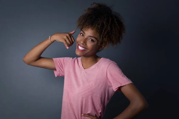 Jovem Mulher Afro Americana Bonita Roupas Casuais Imita Conversa Telefônica — Fotografia de Stock