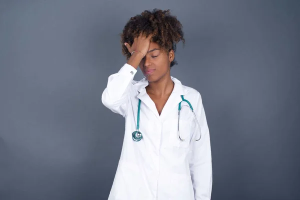 Frustrada Doctora Afroamericana Vistiendo Uniforme Médico Cogida Mano Frente Deprimida —  Fotos de Stock