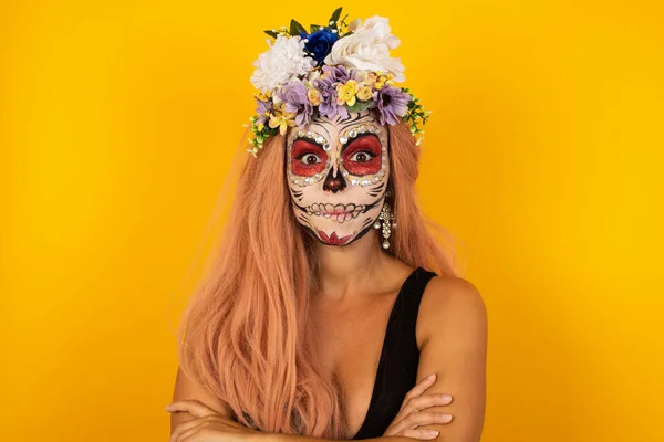 Geïsoleerd Portret Van Stijlvolle Mooie Vrouw Met Halloween Make Bijten — Stockfoto