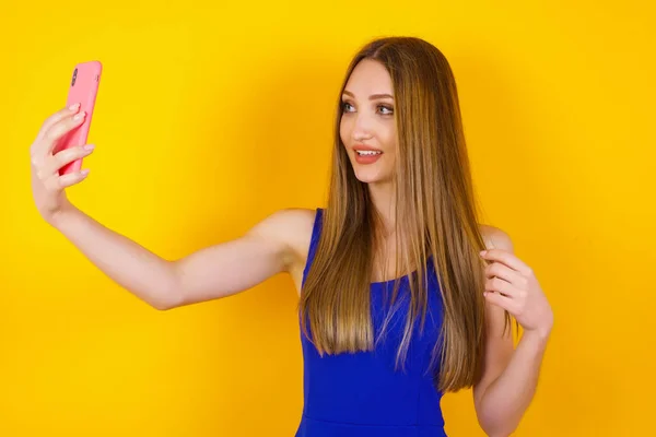 Retrato Uma Menina Muito Feliz Tirando Uma Selfie Isolada Sobre — Fotografia de Stock