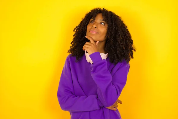 Mujer Afroamericana Pensando Mirando Hacia Arriba Concepto Emociones Gestos —  Fotos de Stock
