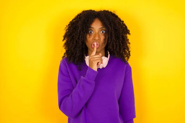 Giovane Bella Donna Afroamericana Indossa Maglione Viola Maglia Con Gesto — Foto Stock