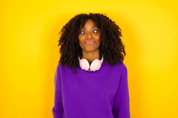 Giovane Bella Donna Afro Americana Che Indossa Maglione Maglia Viola — Foto Stock