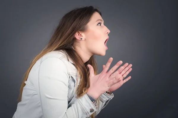 Retrato Una Mujer Joven Con Expresión Facial Conmocionada Agarrada Las —  Fotos de Stock