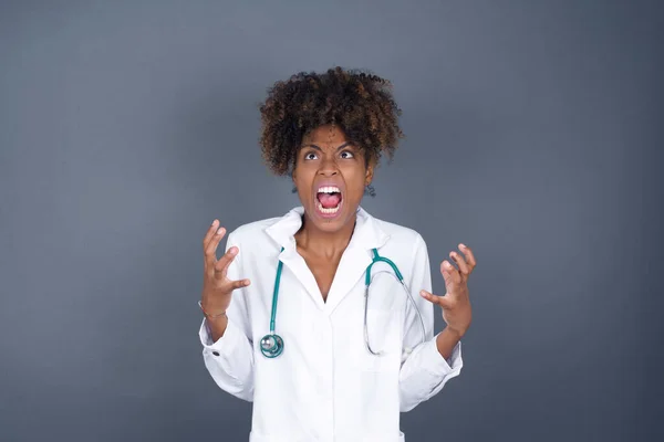Afroamerikanische Ärztin Medizinischer Uniform Schreit Vor Studiohintergrund — Stockfoto