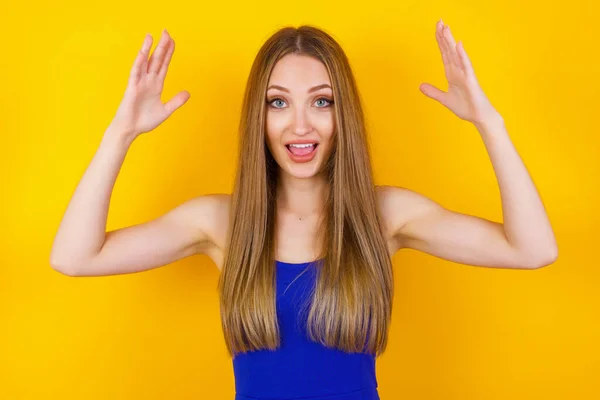 Güzel Bir Kadının Portresi Kameraya Heyecanla Bakar Ellerini Başının Üstünde — Stok fotoğraf