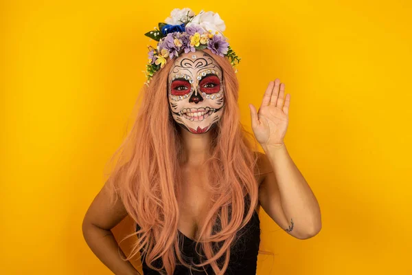 Jovem Mulher Bonita Com Maquiagem Halloween Sobre Fundo Isolado Amarelo — Fotografia de Stock