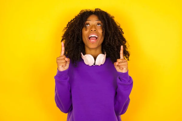 Jovem Bela Mulher Afro Americana Vestindo Camisola Malha Roxa Apontando — Fotografia de Stock