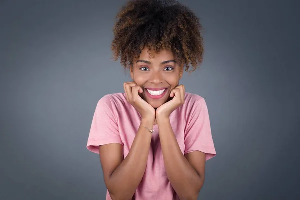 Dromerig Jonge Mooie Afro Amerikaanse Vrouw Houdt Handen Tegen Elkaar — Stockfoto