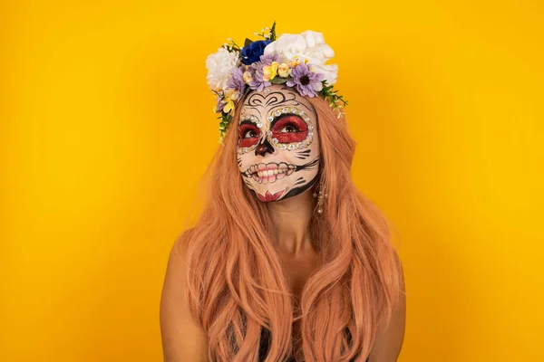 Retrato Misteriosa Mujer Encantadora Con Maquillaje Halloween Con Pelo Liso —  Fotos de Stock