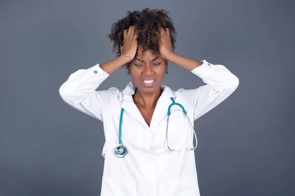 Verärgerte Afroamerikanische Ärztin Medizinischer Uniform Hält Die Hände Die Schläfen — Stockfoto
