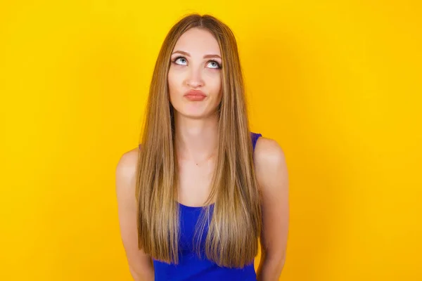 Gloomy Wondering Young Woman Looking Lips Together Being Upset Thinking — Stock Photo, Image