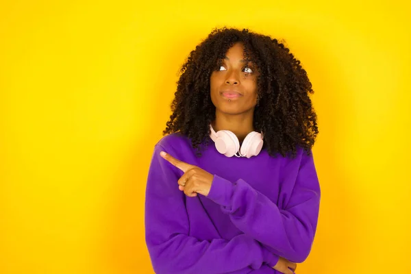 Mujer Afroamericana Sobre Fondo Amarillo Apunta Izquierda Concepto Emociones Gestos —  Fotos de Stock