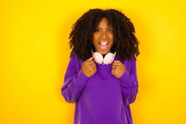 Joven Hermosa Mujer Afroamericana Vistiendo Suéter Punto Púrpura Con Puños — Foto de Stock