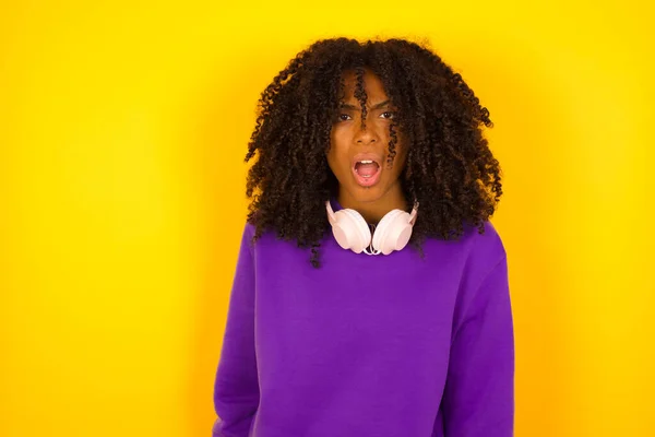 Afroameričanka Vypadá Šokovaně Žlutém Pozadí Emoce Gesta Koncept — Stock fotografie
