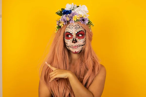 Mulher Bonita Com Maquiagem Halloween Posando Câmera Com Aparência Complicada — Fotografia de Stock