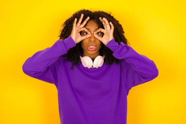 Afro Americana Fêmea Fundo Amarelo Faz Máscara Com Mãos Conceito — Fotografia de Stock