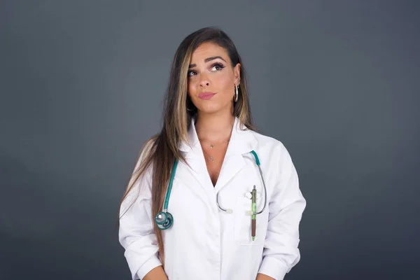 Intrigante Confuso Caucasiano Médico Mulher Franjas Rosto Morde Lábio Levanta — Fotografia de Stock