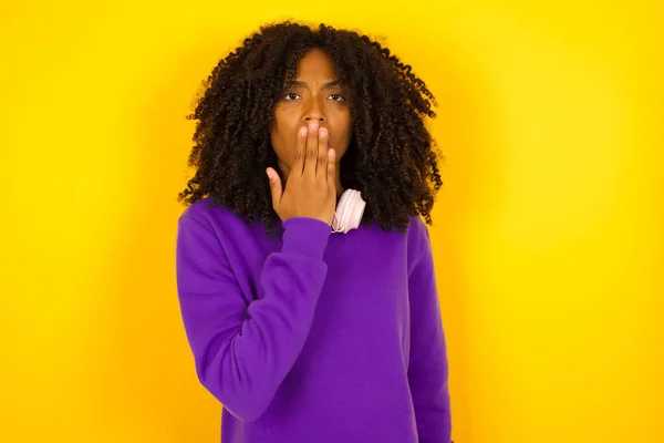 Mujer Afroamericana Cerró Boca Con Mano Alza Asombrada Concepto Emociones —  Fotos de Stock