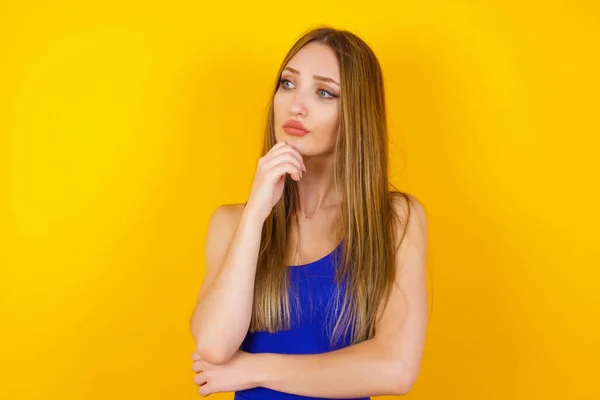 Geïsoleerd Portret Van Stijlvolle Jonge Europese Vrouw Met Hand Onder — Stockfoto