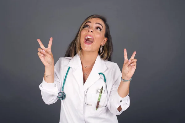 Isolated Shot Cheerful European Woman Doctor Makes Peace Victory Sign — Stock Photo, Image