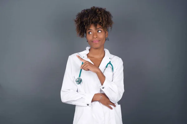Mooie Afro Amerikaanse Dokter Vrouw Poseert Camera Met Lastige Blik — Stockfoto