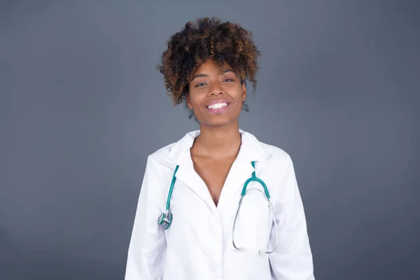 Médico Afroamericano Mujer Vistiendo Uniforme Médico Con Pelo Largo Hermoso — Foto de Stock