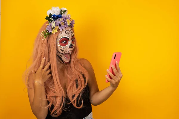 Портрет Запутавшейся Женщины Макияжем Хэллоуин Держащей Мобильный Телефон Пожимающей Плечами — стоковое фото
