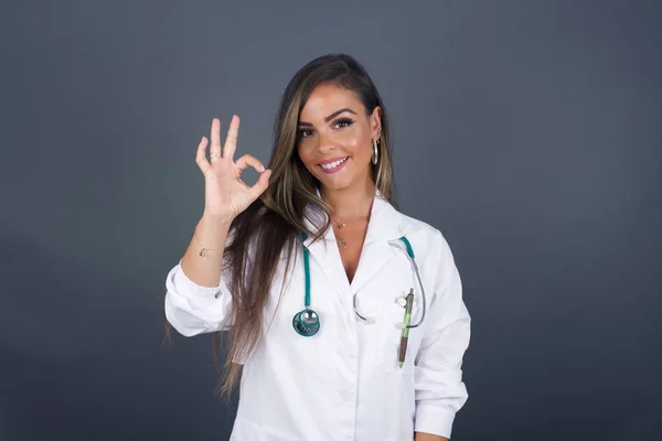 Alegre Atractiva Mujer Médico Muestra Signo Con Mano Como Expresa —  Fotos de Stock