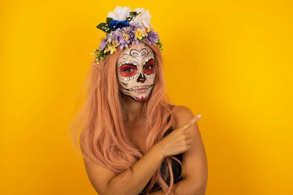 Emocionado Mujer Moda Sorprendida Con Puntos Maquillaje Halloween Felizmente Lado —  Fotos de Stock