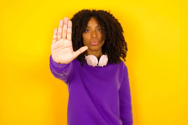 Mujer Afroamericana Hace Señal Stop Con Mano Sobre Fondo Amarillo —  Fotos de Stock