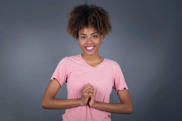 Wauw Mooie Afrikaanse Amerikaanse Vrouw Half Lengte Voorportret Geïsoleerd Grijze — Stockfoto