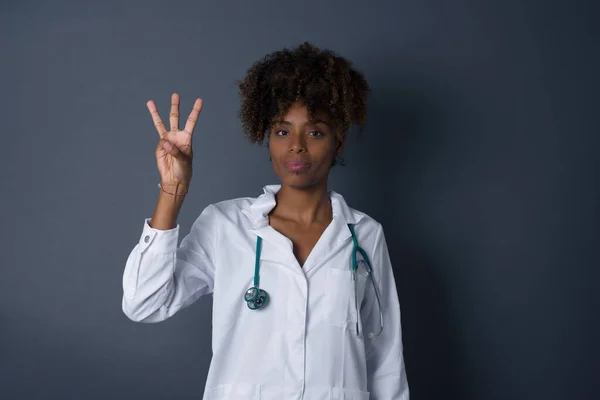 Africano Americano Médico Mulher Vestindo Uniforme Médico Contra Parede Cinza — Fotografia de Stock