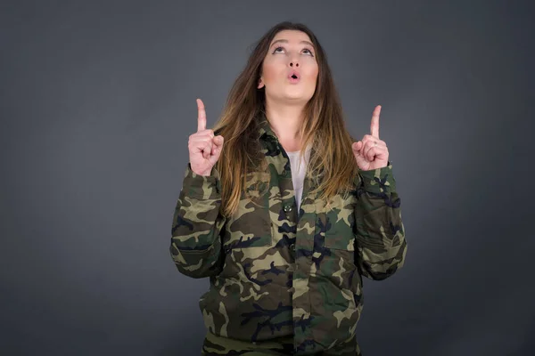 Portrait Beautiful Caucasian Woman Isolated Background Being Amazed Surprised Looking — Stock Photo, Image